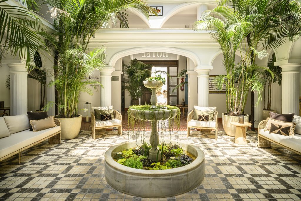patio dentro del hotel